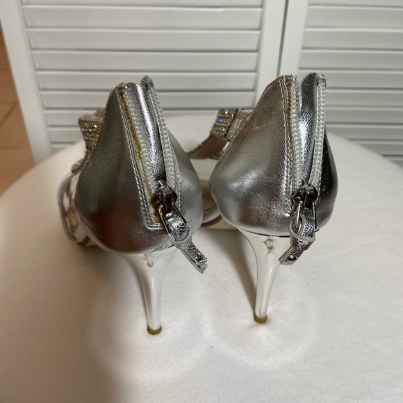 Glint  silver sequin sz 7.5 some slight yellowing near the zipper see pics. - Picture 3 of 7